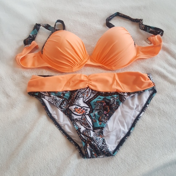 Coral and paisley print bikini - Picture 2 of 7